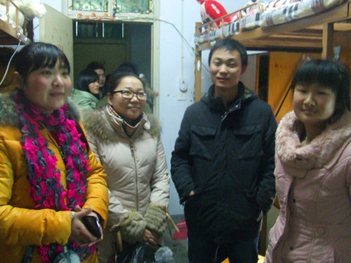 新学期bw必威阿森纳辅导员班主任老师深入员工宿舍看望返校员工
