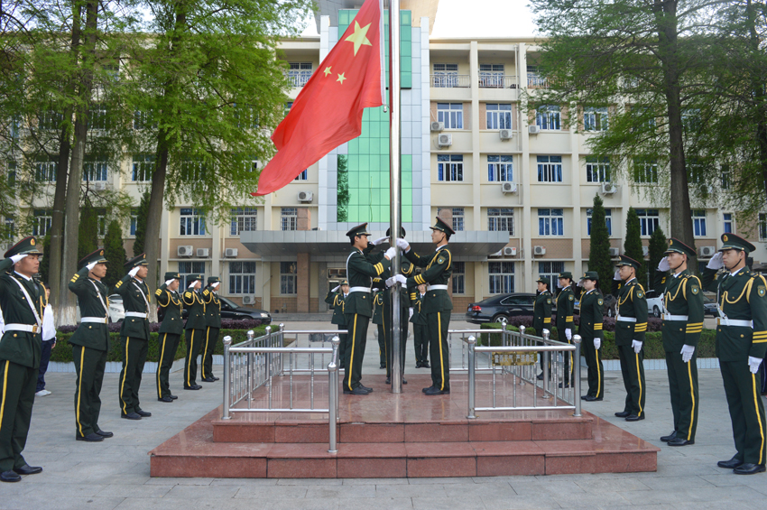 bw必威阿森纳2015级新生升旗仪式暨国学教育活动顺利举行