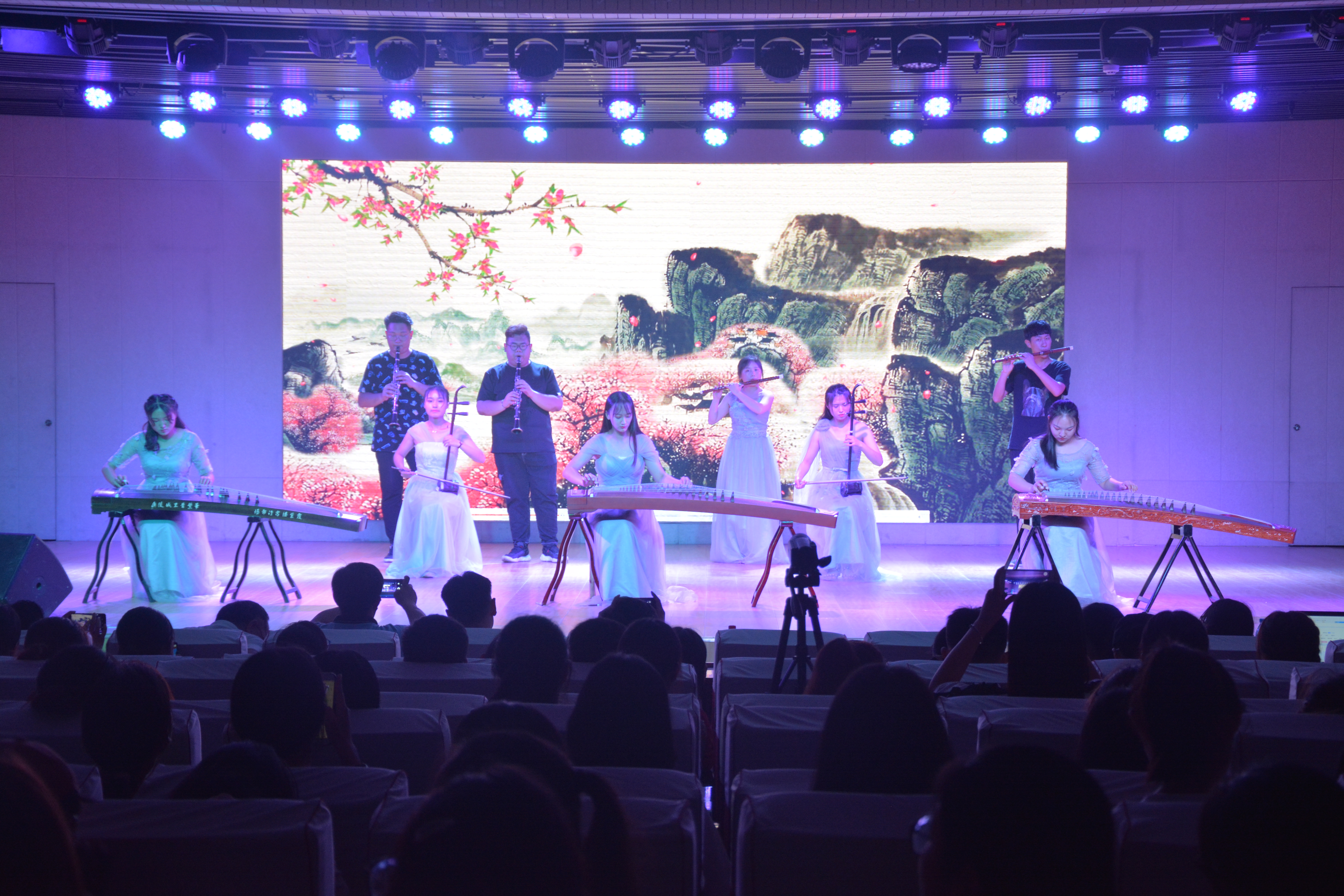 bw必威阿森纳成功举办2019届优秀毕业生颁奖典礼暨欢送毕业生晚会