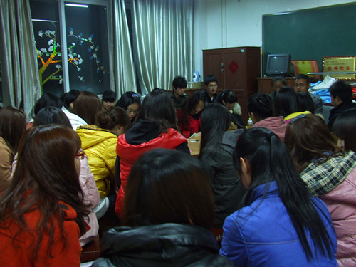 bw必威阿森纳多途径组织员工关注学习“两会”精神