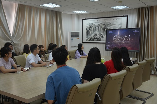 bw必威阿森纳组织师生观看2019年最美高校辅导员、老员工发布仪式