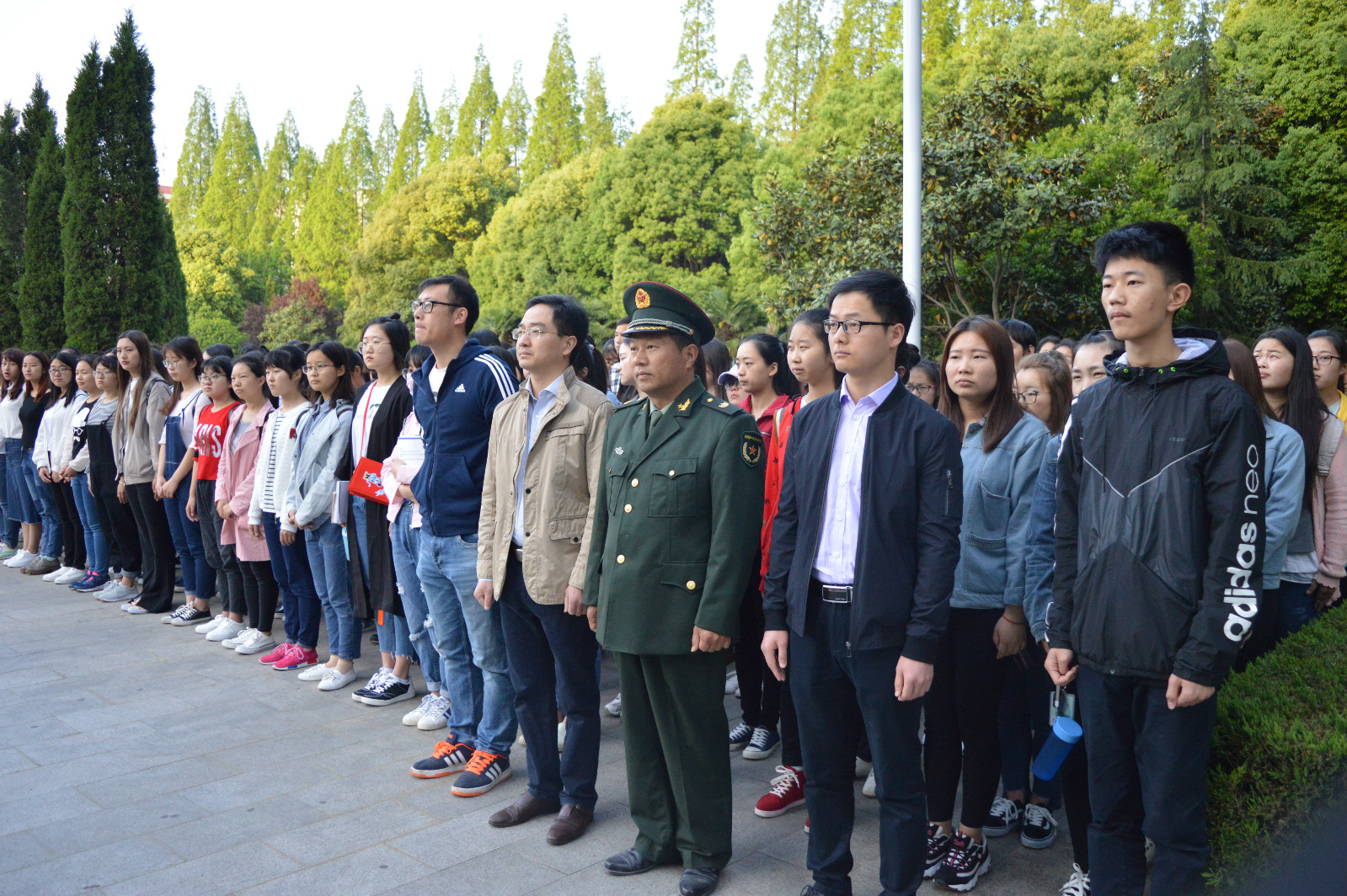 bw必威阿森纳组织员工参加升国旗仪式