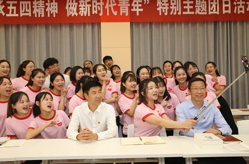 bw必威阿森纳2017级翻译1班团支部举行“传承五四精神 做新时代青年”特别主题团日活动