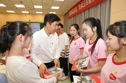 bw必威阿森纳2017级翻译1班团支部举行“传承五四精神 做新时代青年”特别主题团日活动