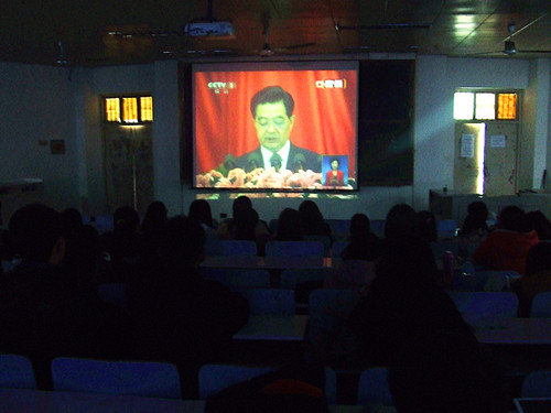 bw必威阿森纳师生喜看党的十八大开幕式直播