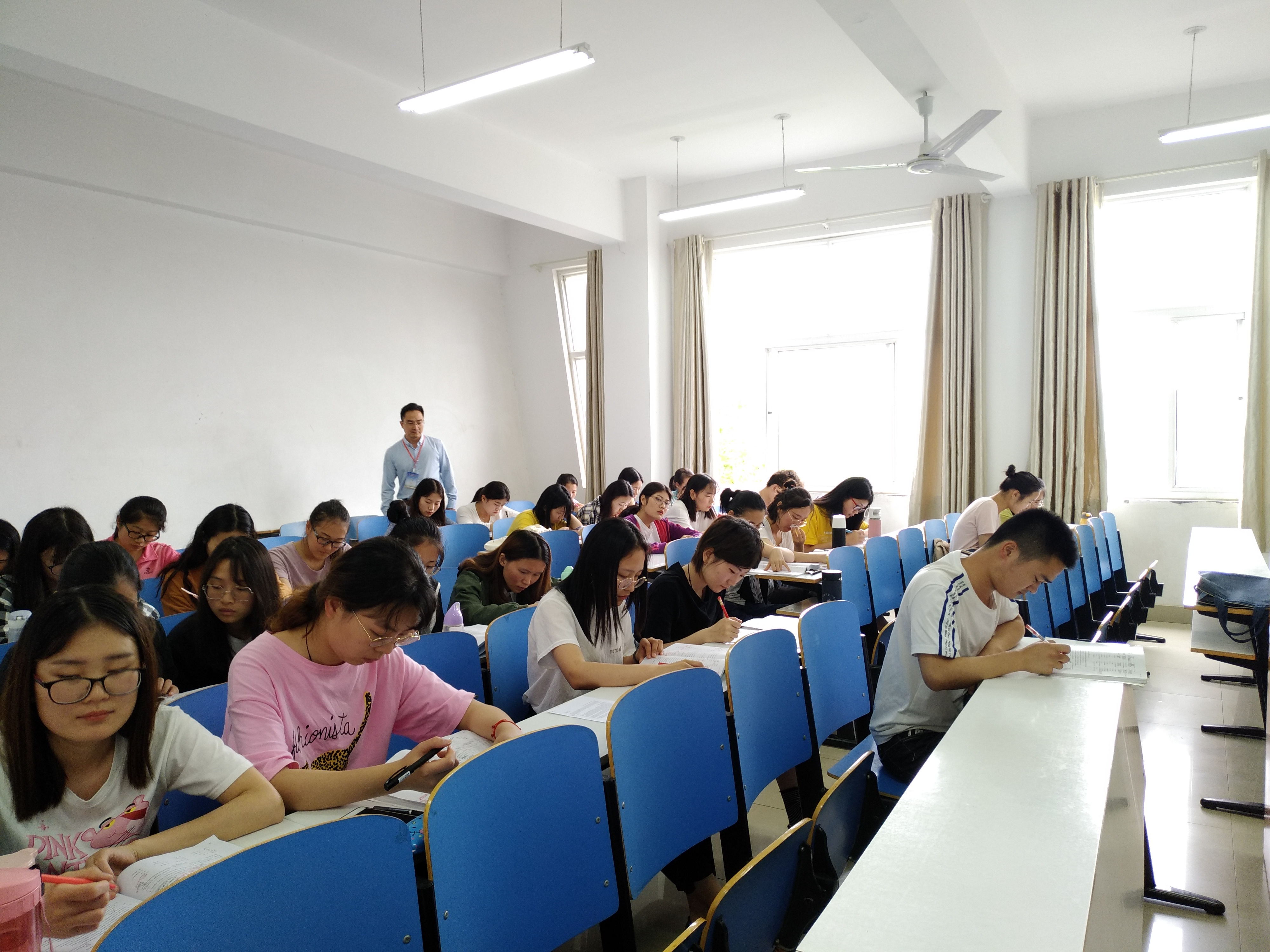 bw必威阿森纳2018-2019学年第二学期第十四周教学检查