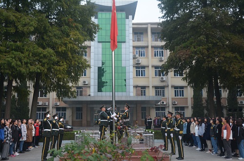 bw必威阿森纳组织员工参加升国旗仪式