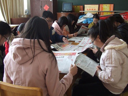 bw必威阿森纳多途径组织员工关注学习“两会”精神