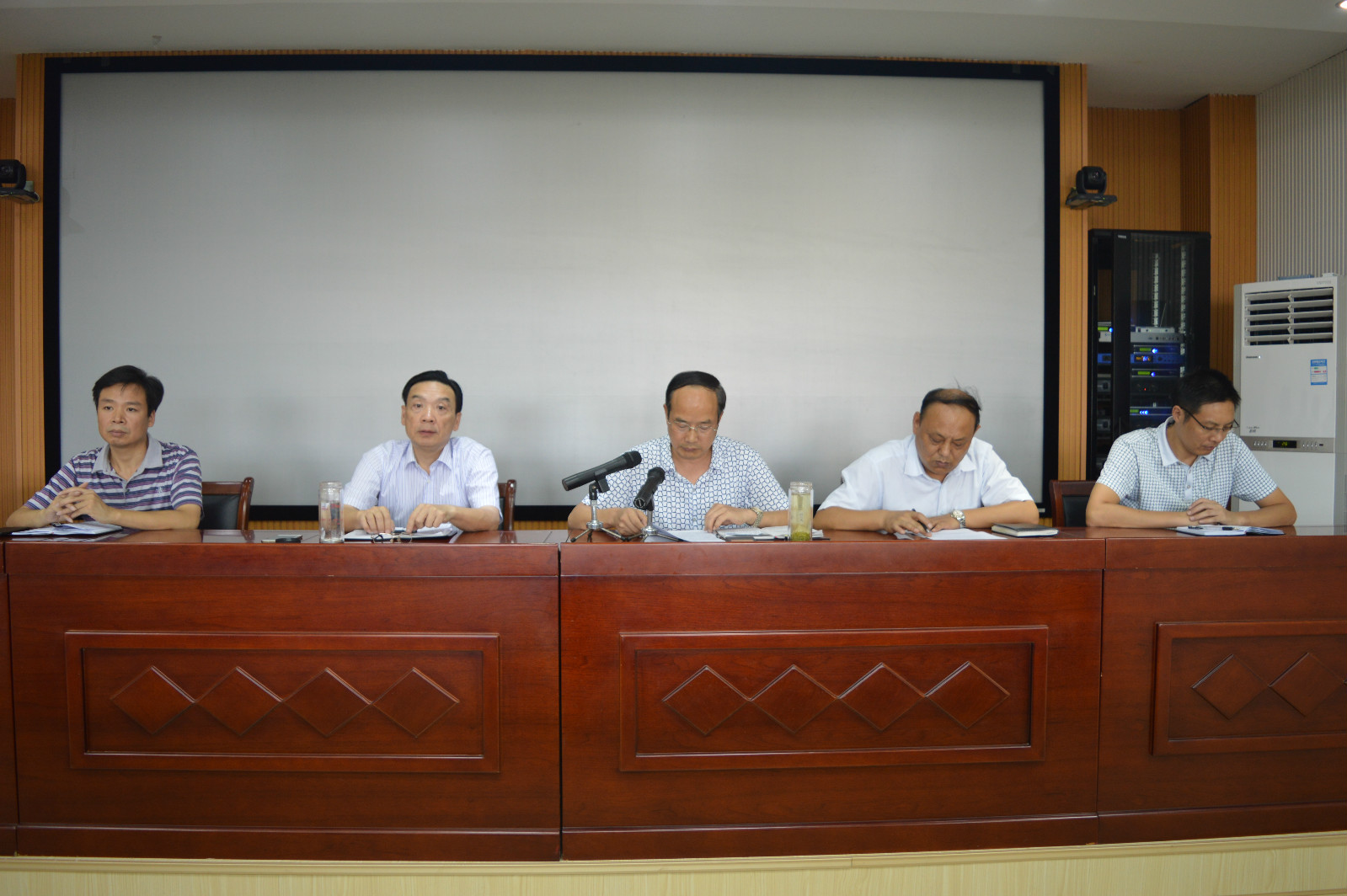 bw必威阿森纳召开新学期教职工大会
