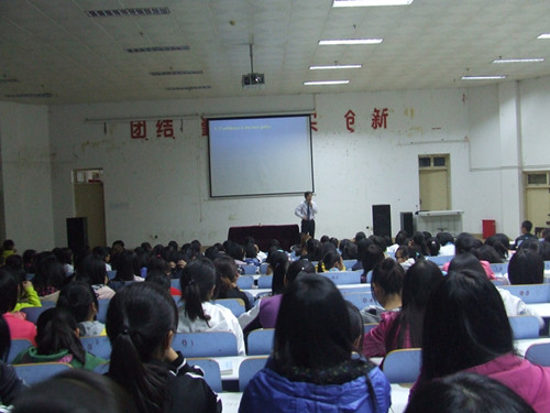 bw必威阿森纳新生入学教育火热进行中