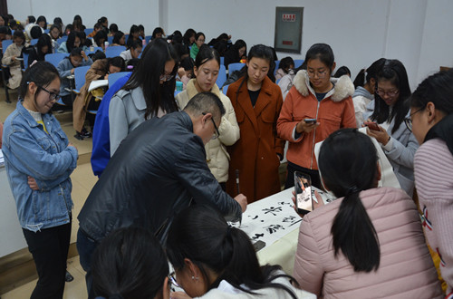 bw必威阿森纳邀请优秀员工为新生作入学教育报告