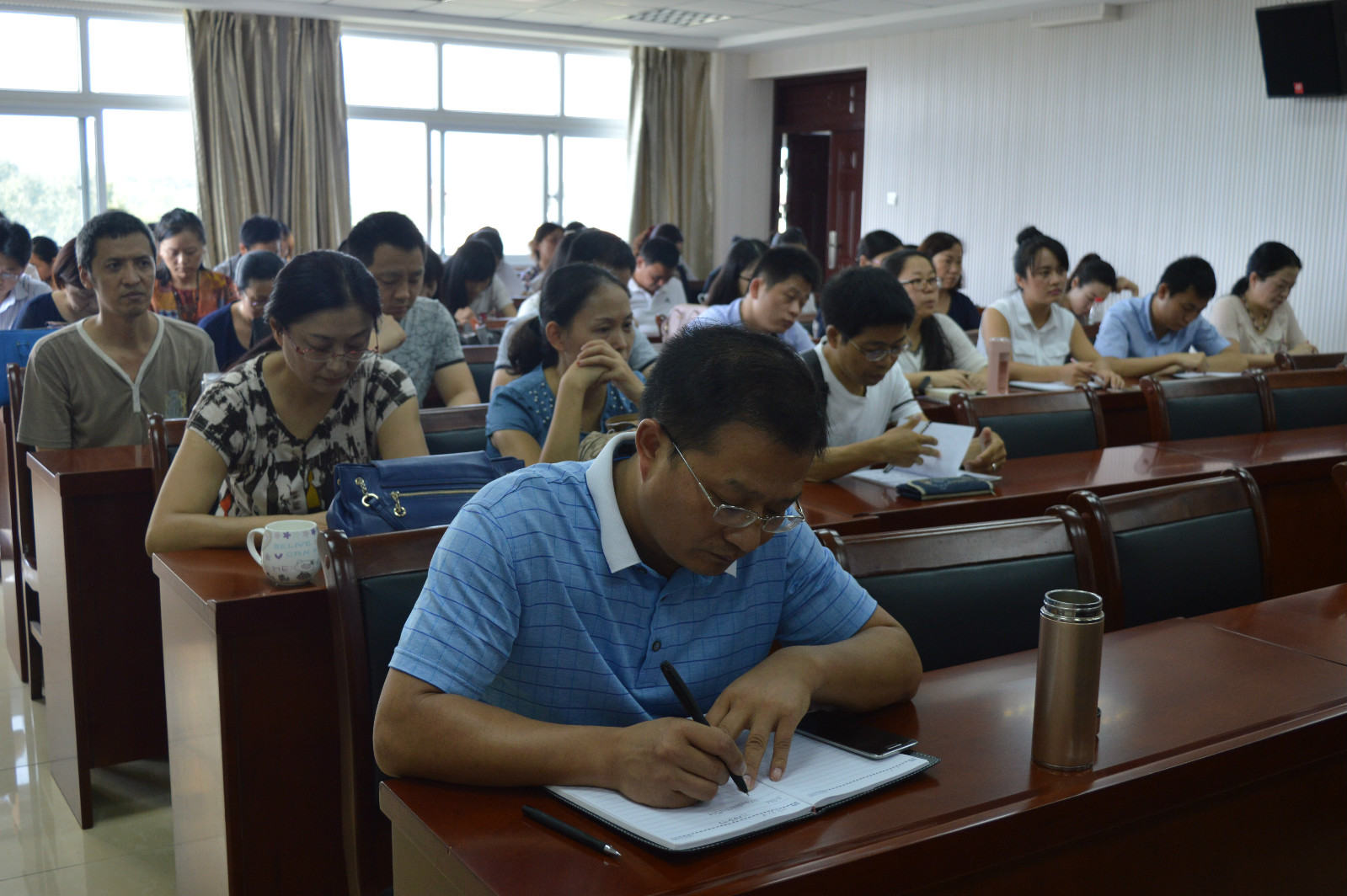bw必威阿森纳召开新学期教职工大会