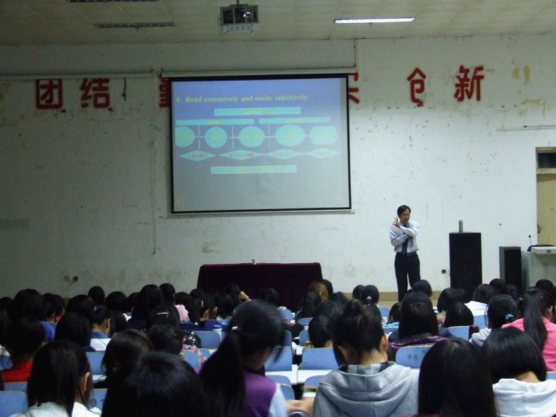 bw必威阿森纳举办新生入学教育第二讲“我的外语梦”