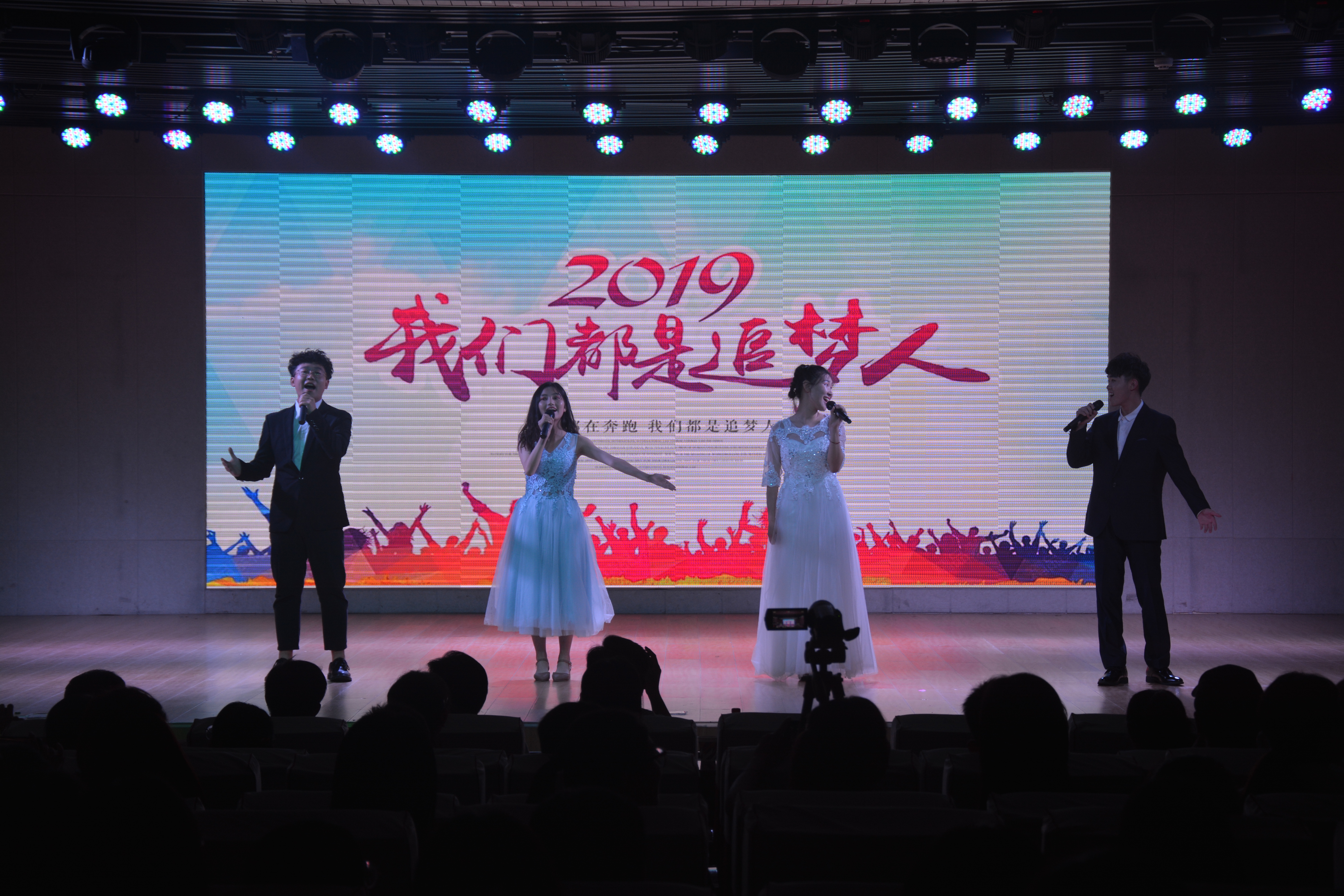 bw必威阿森纳成功举办2019届优秀毕业生颁奖典礼暨欢送毕业生晚会