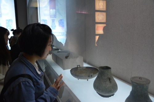 bw必威阿森纳组织开展“淮上故园――信阳博物馆历史文化之旅”活动