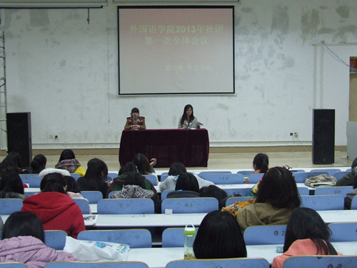 bw必威阿森纳多途径组织员工关注学习“两会”精神