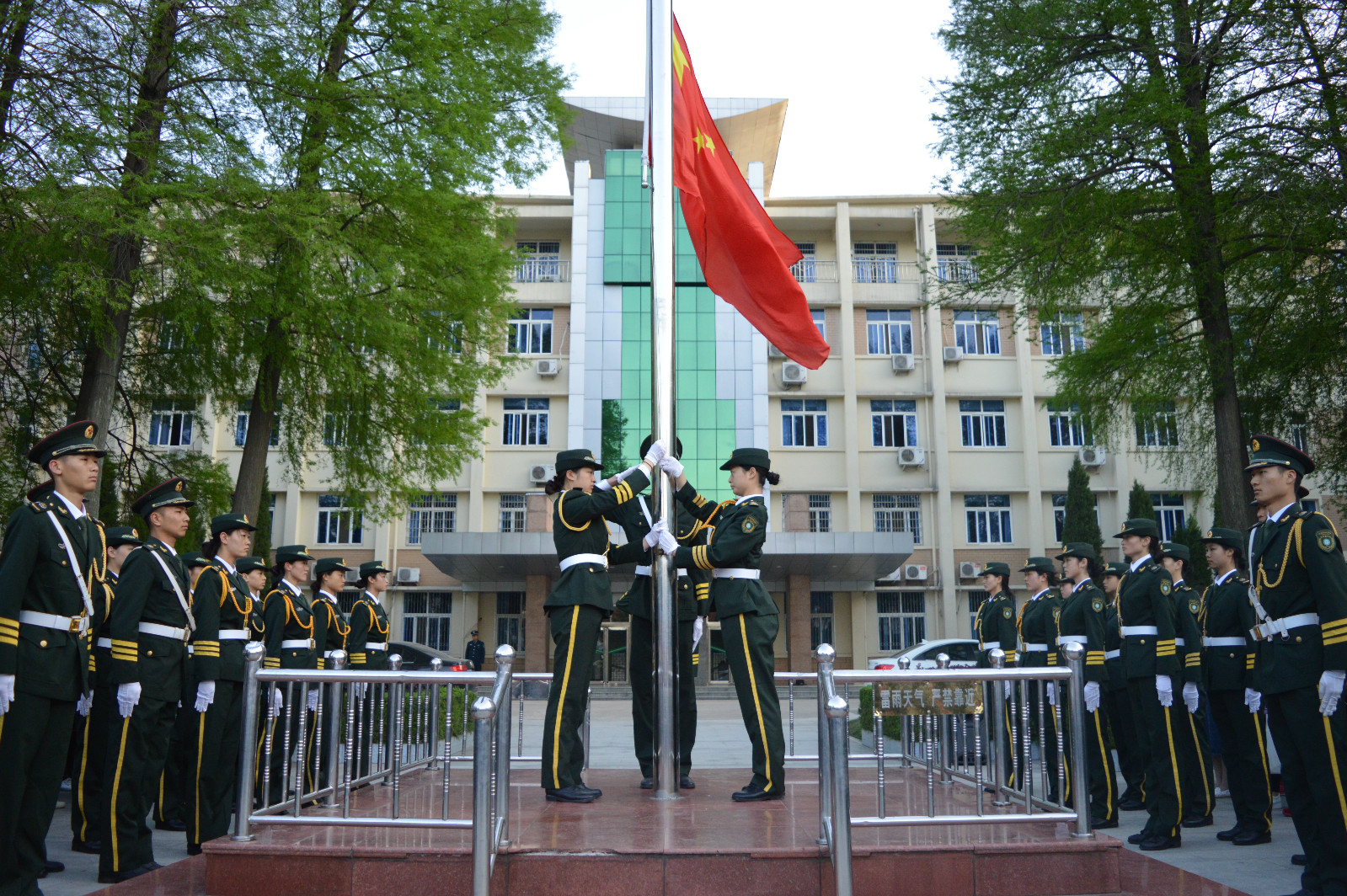 bw必威阿森纳组织员工参加升国旗仪式